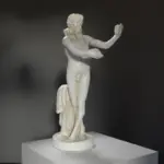Dansende Satyr sculptuur in hoogwaardig resin met patina.