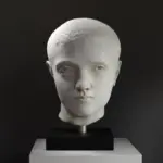 Replica van de Buste van een Jongen, met delicate kenmerken en serene uitdrukking.