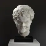 Buste van een lachende satyr, een klassieke sculptuur replica