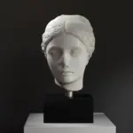 Buste van een Meisje, een klassieke sculptuur in resin met een luxe afwerking.