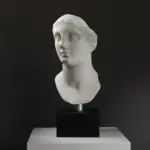 Buste van Berenice I van Egypte, gedetailleerd weergegeven in hoogwaardige hars.